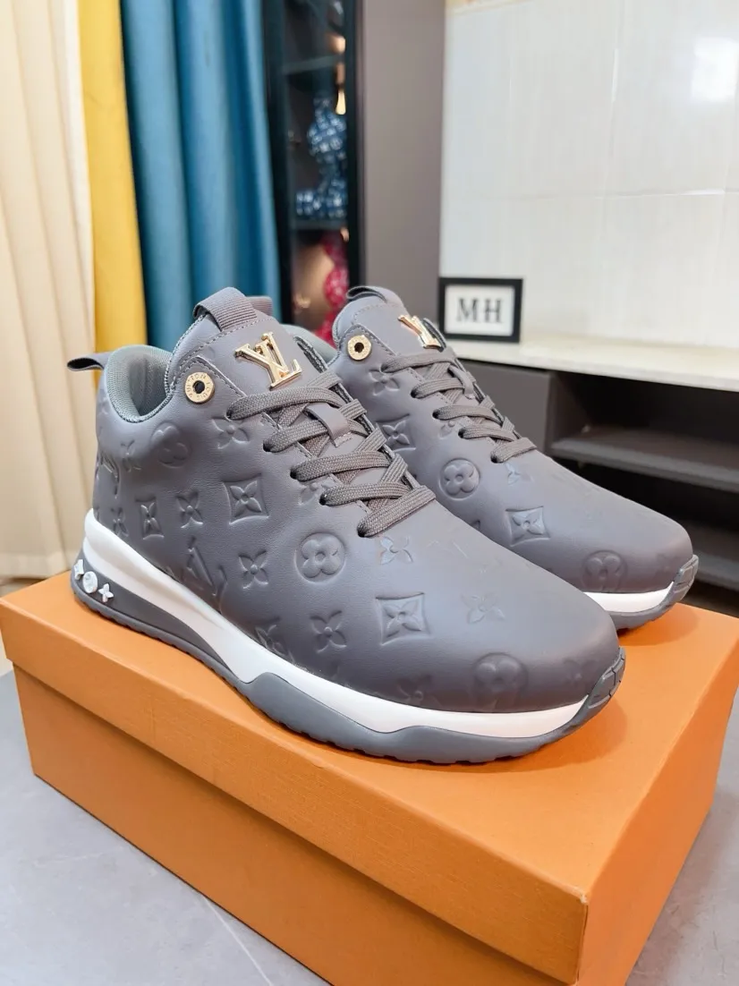 Ex-factory price 520🌹🌹[lv]🌹High-end men's shoes brand: Official website 1:1 Latest masterpiece: The upper is made of Italian imported first-layer cowhide punching design➕made of full genuine leather lining🔥, making walking more convenient and comfortable! Exclusive new style, stunning work [color]! Create a fashionable personality to set off your uniqueness! A must-have for trendy men! Classic🔥Number: 38-44